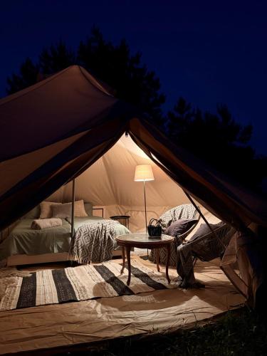 Voodi või voodid majutusasutuse Glamping & Homestay in Kihnu toas