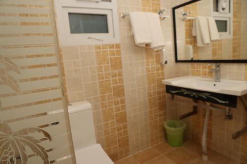 Koupelna v ubytování Al-Ashkhara Beach Resort منتجع شاطئ الأشخرة