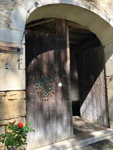 une porte en bois avec une couronne sur elle dans l'établissement NEW ! Gîte L'Écrin de Coeur - Village-Rivière-Canal Bourgogne, à Cry