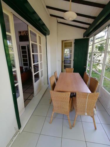 une salle à manger avec une table et des chaises dans l'établissement Maison avec jardin face au lac et plage, à La Celle-sous-Gouzon