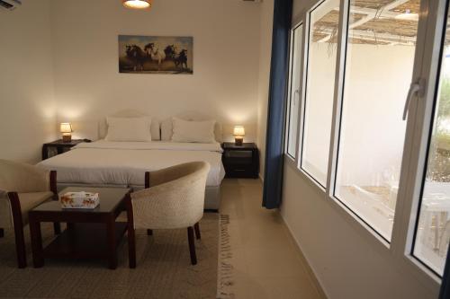 Postel nebo postele na pokoji v ubytování Al-Ashkhara Beach Resort منتجع شاطئ الأشخرة