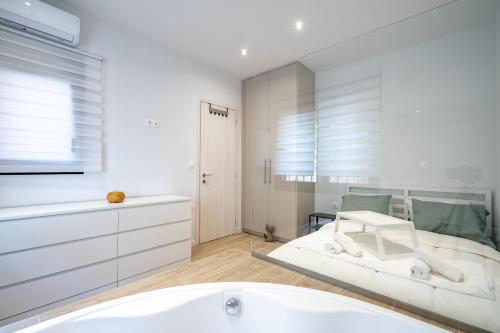 Ένα μπάνιο στο Cute apartment with jacuzzi