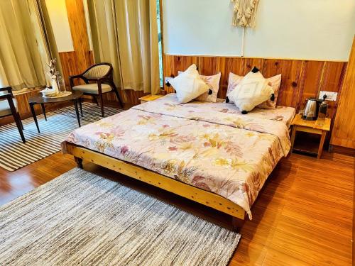 Cama o camas de una habitación en Boho Grove Cafe & Stay, Tirthan Valley