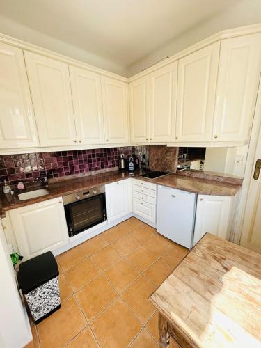 Photo de la galerie de l'établissement Large Croisette apartment with private parking, à Cannes