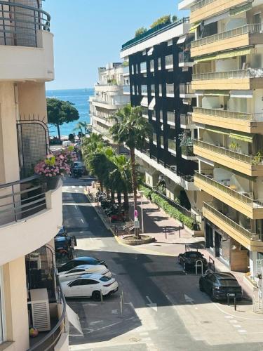 Photo de la galerie de l'établissement Large Croisette apartment with private parking, à Cannes