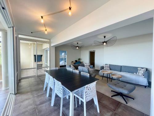un salon avec une table et un canapé dans l'établissement PGH N44 - Grand Duplex Vue Mer, 50 m de la plage, à La Grande Motte