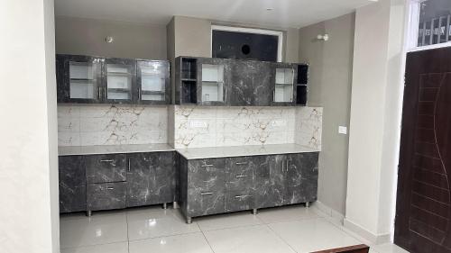 a bathroom with black and white marble counter tops at LivingStone Sky Hills Apartment Kasauli in Kasauli