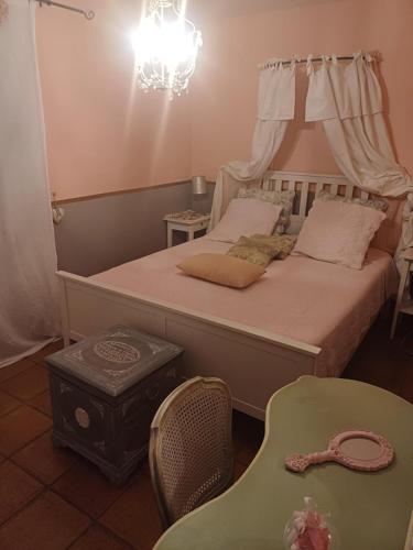 une chambre avec deux lits et un lustre dans l'établissement Gite Au fond du jardin, à Saint-Saturnin-lès-Avignon