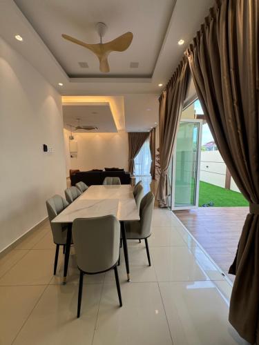 a dining room with a table and chairs at Heartstay Tanjong Karang 妍菁名宿 in Kampong Tanjong Karang