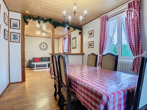 une salle à manger avec une table et un canapé dans l'établissement Au murmure de l eau, à Ebersheim