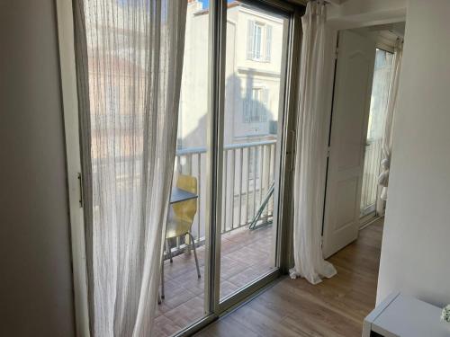 Elle offre une vue sur un balcon doté d'une porte coulissante en verre. dans l'établissement Seaside Retreat, à Nice