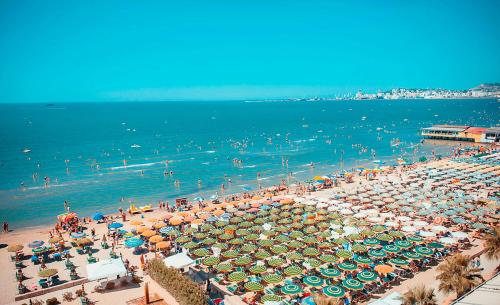 Una vista aérea de una playa con sombrillas y el océano. en Aura Rooms, en Durrës