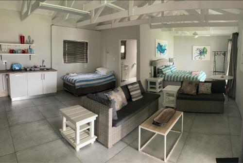 Postel nebo postele na pokoji v ubytování Palm Sands Beach House - 22 sleeper