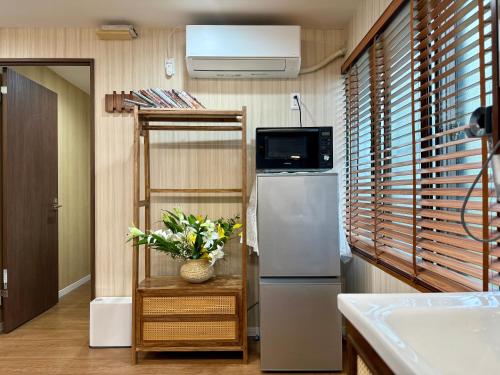 東京にあるTOKYO SKYTREE HOUSE-Multiple room stylesの冷蔵庫と電子レンジ付きのキッチン