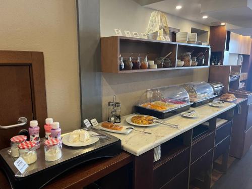 a buffet line with plates of food on a counter at Casa do Vidoeiro in Seia