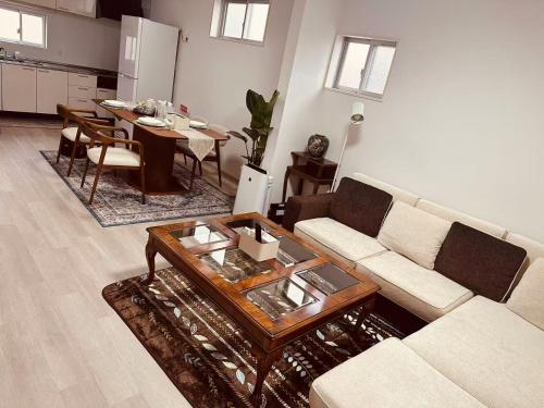 happy818, newly renovated, four rooms, two bathrooms, three toilets, 5 minutes walk from the subway, with garageJapan Osaka Nishinari-ku Entire B&B