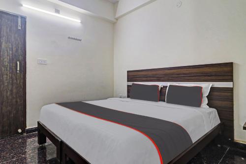 a bedroom with a large bed in a room at Collection O SS Metro Ritz in Hyderabad