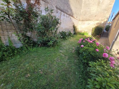 Taman di luar Appartement de charme dans une maison de maître