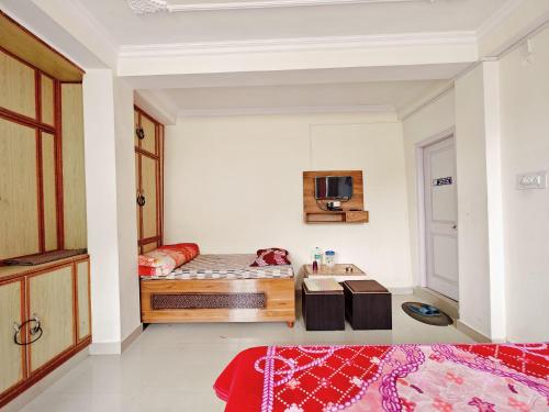 a small room with a bed and a microwave at Frosty Woods Homestay in Shimla