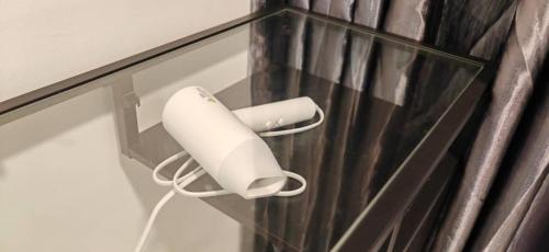 Un mando de juego de Nintendo Wii colgando de una ventana. en Sunway Geo Premium Suites CEA0 at Sunway City by Ezprop, en Subang Jaya