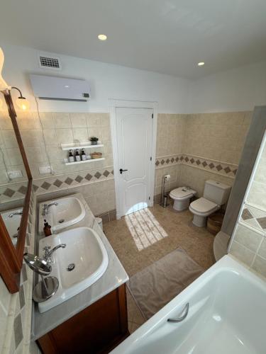 un bagno con lavandino, vasca e WC di Finca Mis Alas a Mijas