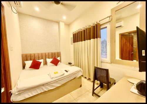 Postel nebo postele na pokoji v ubytování HOTEL SHREE ! MADHAV STAY PALACE Near Kashi Vishwanath Temple - Fully Air Conditioning - BEST HOTEL IN VARANASI