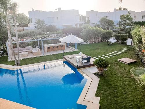 Hacienda White 6 Bedroom Villa