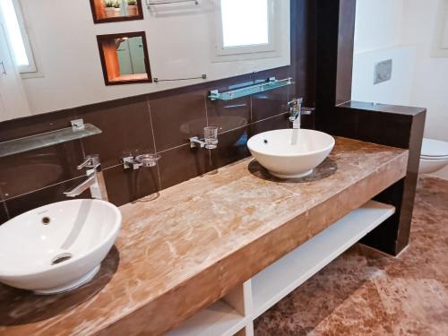 Ένα μπάνιο στο Hacienda White 6 Bedroom Villa