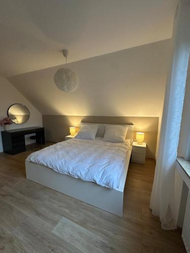 Postel nebo postele na pokoji v ubytování Moderne Ferienwohnung