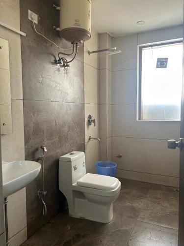 a bathroom with a toilet and a sink at Tanvi Premium Residency-Close to Artemis, Medanta & Fortis in Gurgaon
