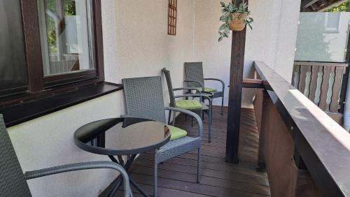 a row of chairs and tables on a balcony at Ferienwohnung zentrale Lage Parkplatz kostenlos Grill Terrasse Fahrradraum Kromlau in Kromlau