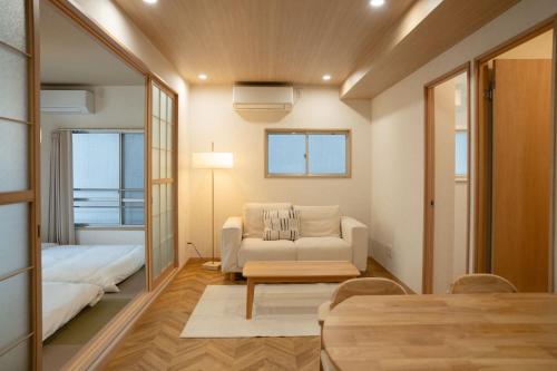 una sala de estar con un sofá y una cama en Nishikōjiya hotel, en Tokio