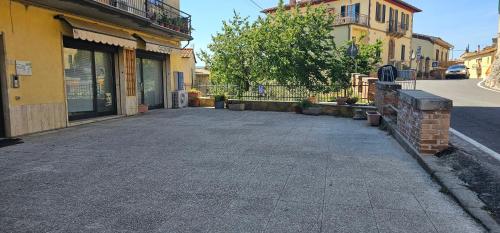 an empty street in front of a building at L'Alberghetto Le Dimore Di Contrasti in Castiglione dʼOrcia