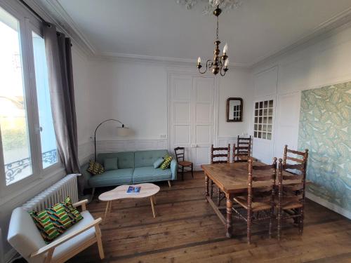 Ruang duduk di Appartement de charme dans une maison de maître