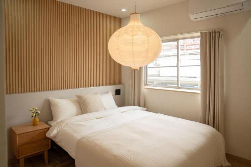 a bedroom with a white bed and a pendant light at 大田Nishikōjiya hotel-OT0368 in Tokyo