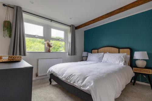 Postel nebo postele na pokoji v ubytování OLD WEAVERS COTTAGE - Charming Historic Weavers Cottage in Holmfirth, West Yorkshire