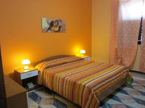 バレストラーテにあるCasa Josephineのベッドルーム1室(ベッド1台、照明2つ付)