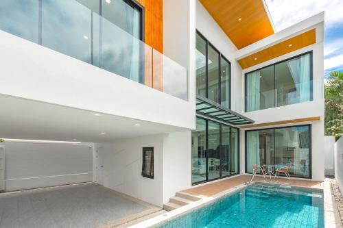 une image d'une maison avec piscine dans l'établissement V190 Tropical Oasis 3BR Villa with Pool & Bathtub, à Ban Saiyuan (1)