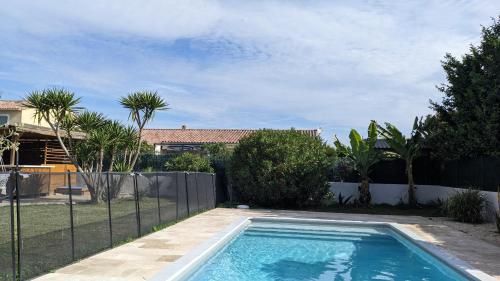 une piscine dans une cour clôturée dans l'établissement Villa climatisée avec piscine, à Ancône
