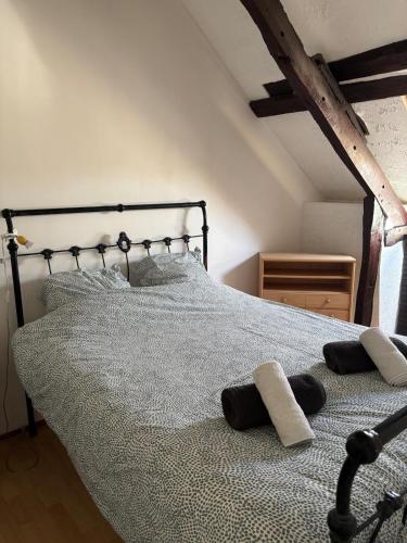 une chambre avec un lit avec deux serviettes dessus dans l'établissement Repos de l'Île aux Pies, à Saint-Vincent-sur-Oust