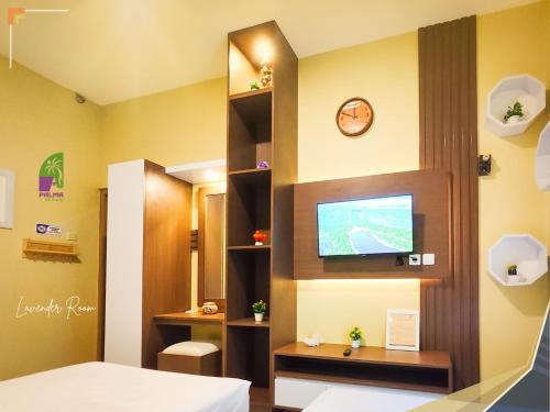 Μια τηλεόραση ή/και κέντρο ψυχαγωγίας στο Palma Lavender Room Klaten
