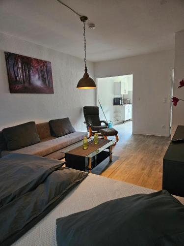 una sala de estar con un sofá y una mesa en Ferienwohnung Sülzhayn, en Sülzhayn