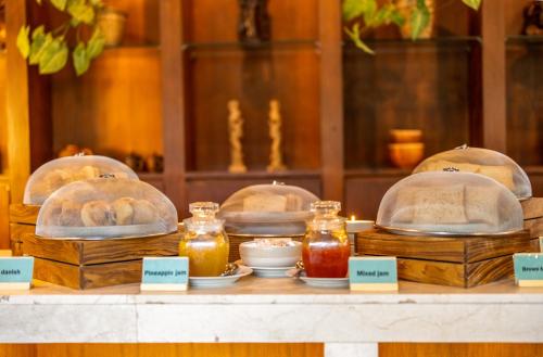 een weergave van verschillende soorten voedsel op een tafel bij Radha Phala Resort & Spa in Ubud