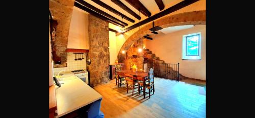 una cucina e una sala da pranzo con tavolo e sedie di La Casa di Nonna Lia a Sutri