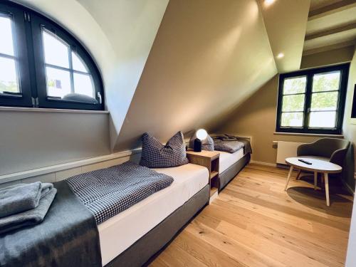 Dos camas en una habitación con dos ventanas. en Ferienhaus "die Müllerei" 11 Feriendorf Klein Stresow Rügen by ruyastay, en Putbus
