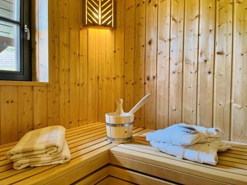 una sauna con 2 toallas y utensilios. en Ferienhaus "die Müllerei" 11 Feriendorf Klein Stresow Rügen by ruyastay, en Putbus