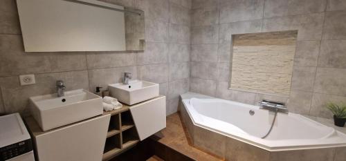 a bathroom with a tub and a sink and a bath tub at Sunset Villa atypical with air conditioning in Nice