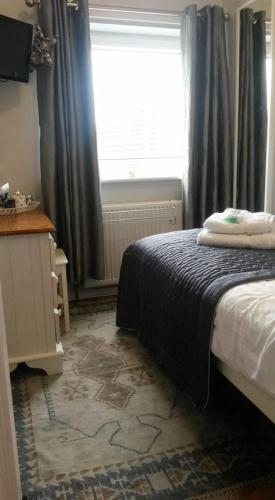 Katil atau katil-katil dalam bilik di Sandsides Guest House