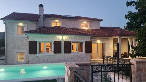 Bazén v ubytování Whitestone Villa nebo v jeho okolí