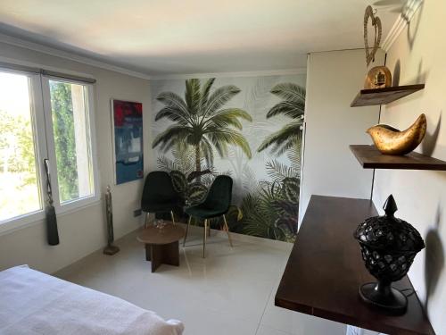 - une chambre avec une fresque murale sur les palmiers dans l'établissement Magnifique appartement petit havre de paix Frejus, à Fréjus